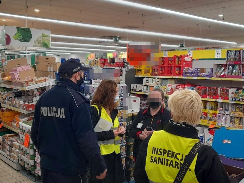 Policjanci kontrolowali, czy maseczki noszą klienci marketów...