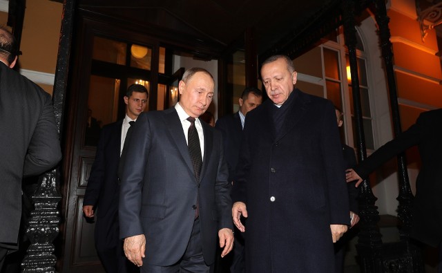 Władimir Putin odbył rozmowę telefoniczną z prezydentem Republiki Turcji Recepem Tayyipem Erdoganem. W czasie rozmowy rosyjski prezydent ponownie domagał się zniesienia sankcji nałożonych na jego kraj za inwazję na Ukrainę