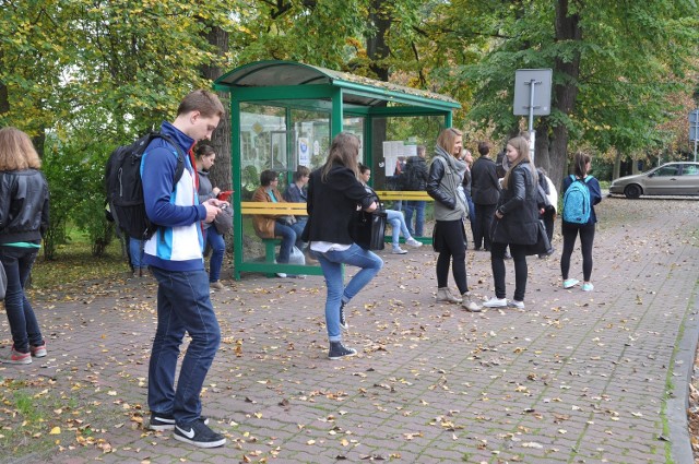 Przystanek KM przy ulicy Ordona, najczęściej korzysta z niego młodzież pobliskiego ogólniaka.