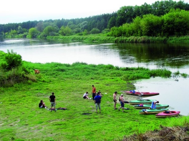 Mieszkańcy regionu chętnie wybierają się na spływy kajakowe Pisą i Narwią. Często kończą się one przy moście w Nowogrodzie. Właśnie tu ma powstać przystań dla kajaków, jachtów i łódek.