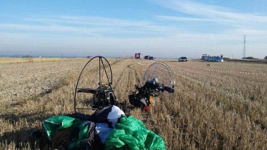 Włoszczowa: Wypadek paralotniarzy 200 metrów nad ziemią. Jeden zginął na miejscu. Drugi w szpitalu