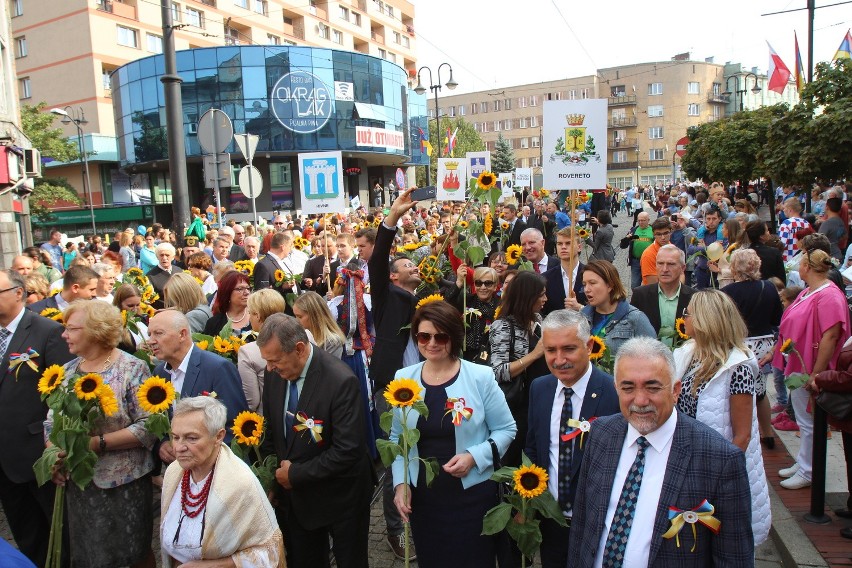 Barwna Parada przeszła ulicami miasta na uroczyste otwarcie...