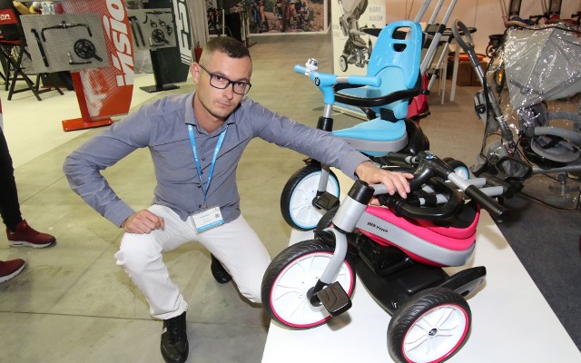 Trójkołowy składany rowerek dla dzieci marki BMW kosztuje 700 złotych.
