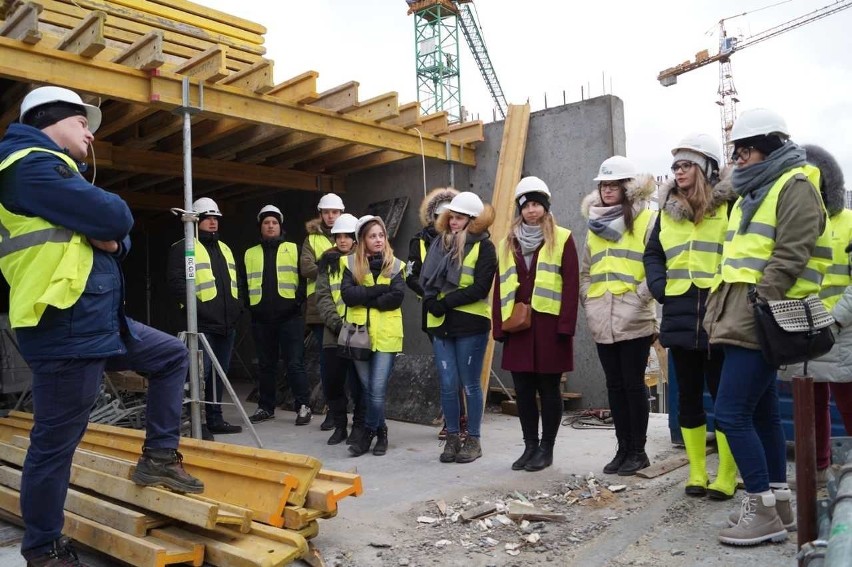 Promocja pracy w branży budowlanej. Białostocki Palisander pokazuje studentom na czym polega ta praca