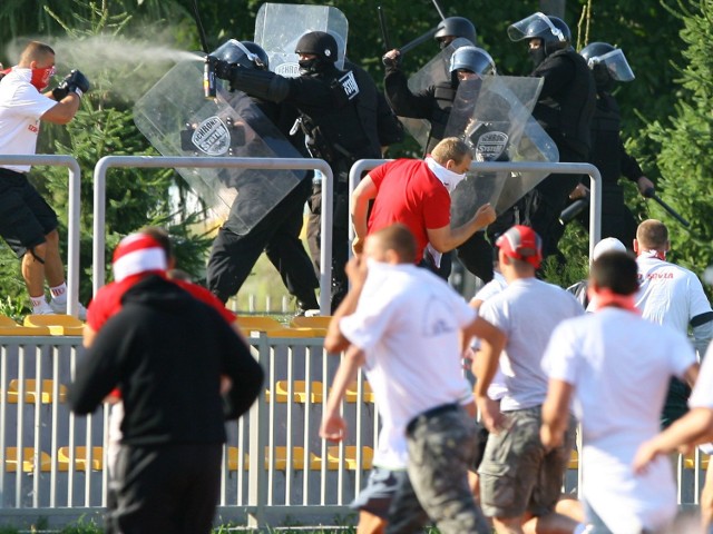 Rzeszowscy policjanci zajmujący się pseudokibicami potrafią ich rozpoznać nawet wówczas, gdy są zamaskowani.