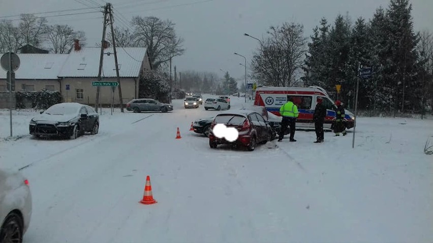 Groźny wypadek pod Wrocławiem. Zderzenie trzech samochodów (ZDJĘCIA)