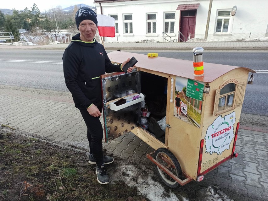 Biegnie 3 tys. km przez Polskę, promuje trzeźwość ciągnąc „wóz Drzymały”. Tynkarz spod Augustowa zawitał na Sądecczyznę i Ziemię Limanowską