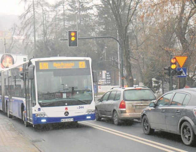 W korkach przy Błoniach utknęły również autobusy miejskie