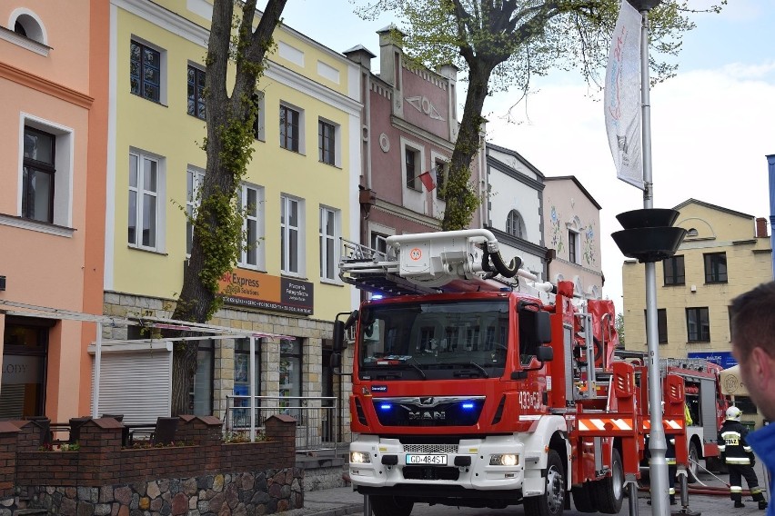 Pożar kamienicy w Pucku (6.05.2019). Paliło się poddasze...