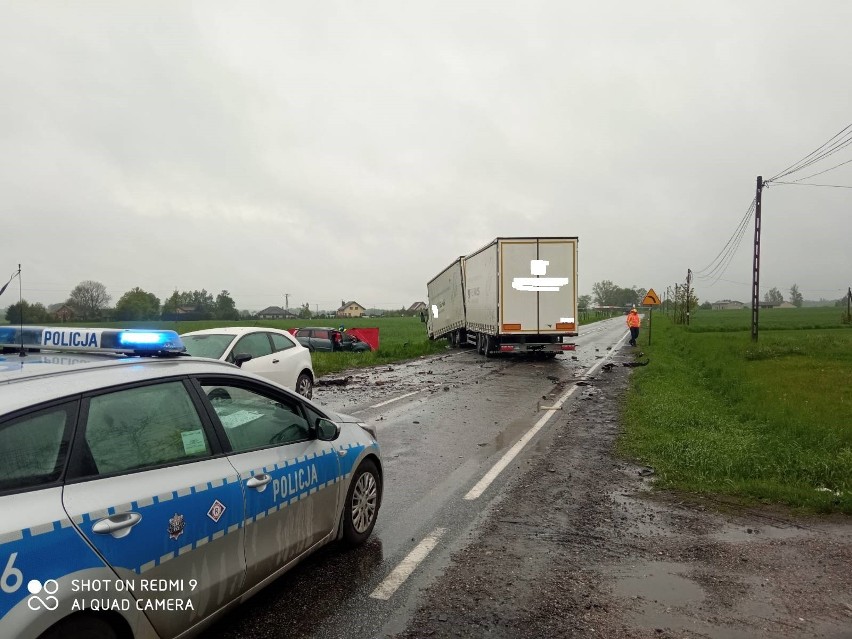 Tragiczny wypadek pod Pabianicami. W zderzeniu z ciężarówką zginął kierowca citroena