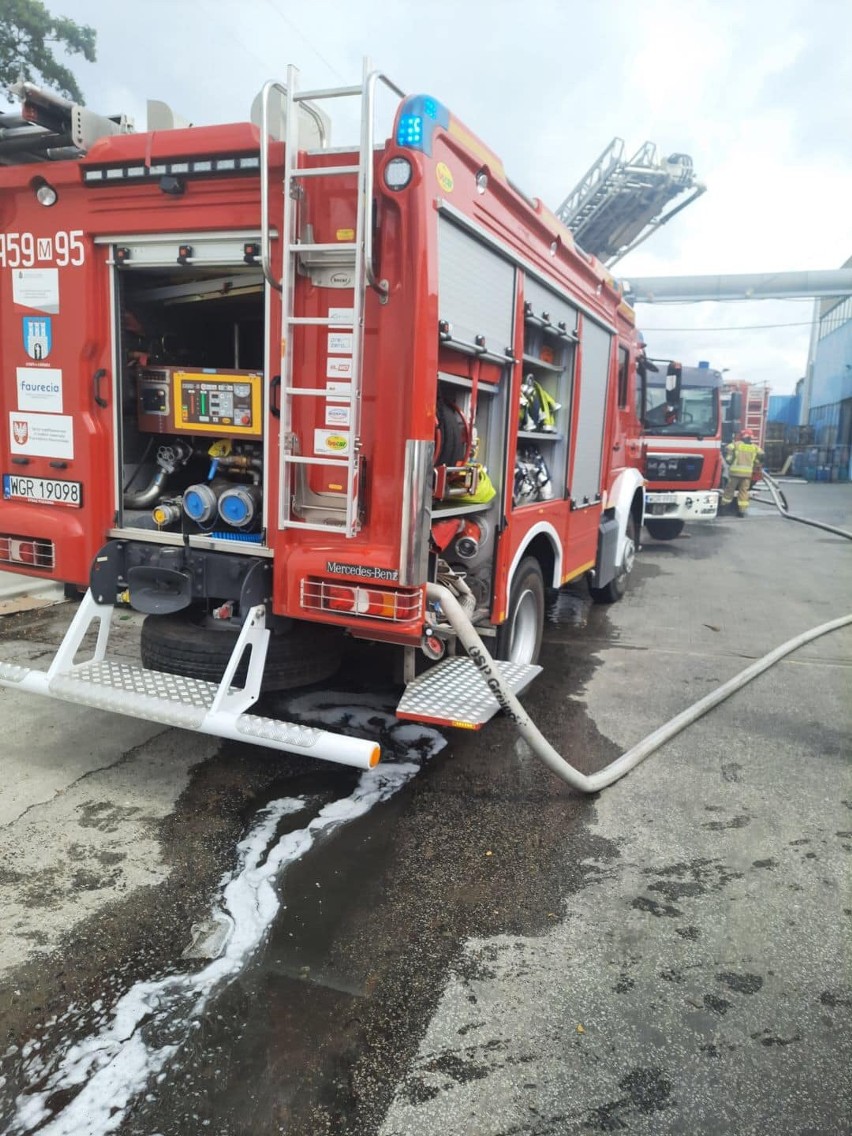 Pożar zakładu produkcyjno-magazynowego w Grójcu. Na miejscu działały zastępy straży pożarnej