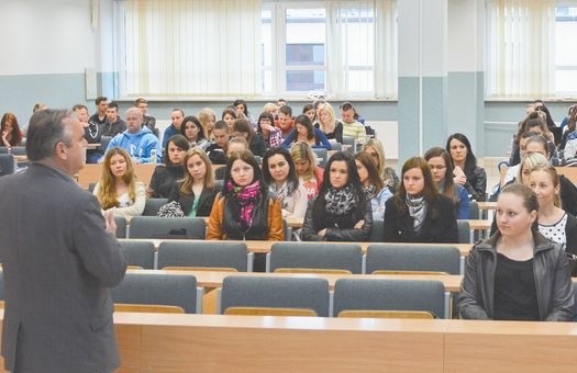 Studenci Wydziału Zarządzania Politechniki Białostockiej w czasie spotkania dotyczącego konkursu dla młodych i przedsiębiorczych