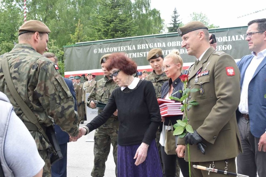 Zofia Pilecka (w środku), córka rotmistrza gratulowała nowym...