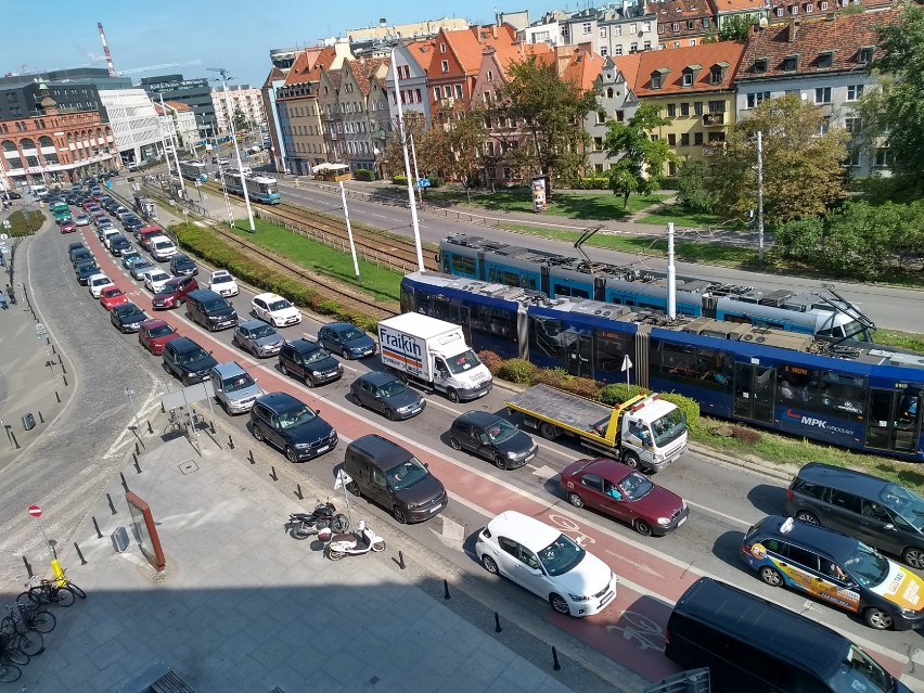 BMW zablokowało ruch tramwajów i samochodów w centrum [ZDJĘCIA]