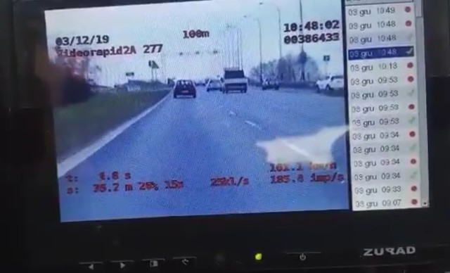 Kierowca, który we wtorek rano pędził po ul. Krzywoustego, złamał ograniczenie prędkości o ponad 90 km.