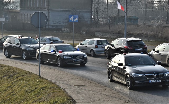 Przejazd prezydenta Andrzeja Dudy przez wiadukt w Babicach prowadzący do Brzezinki