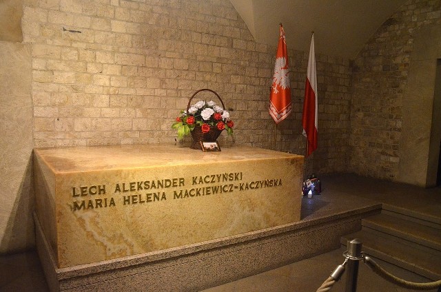 Prezes PiS Jarosław Kaczyński oraz premier Mateusz Morawiecki uczcili miesięcznicę pogrzebu pary prezydenckiej - Lecha i Marii Kaczyńskich - którzy zginęli w katastrofie smoleńskiej 10 kwietnia 2010 roku.