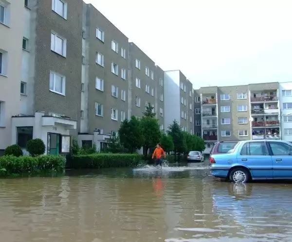 Najwięcej wody było na Osiedlu Piastów Śląskich. Przy bloku nr 9 woda wdarła się do klatek schodowych i piwnic.