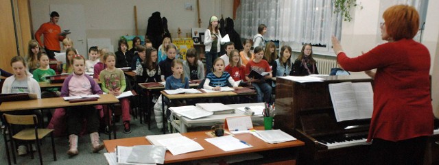 Koszaliński Chór Cantate Deo podczas ostatniej próby w Szkole Podstawowej nr 17. Dyryguje Mirella Telińska. 