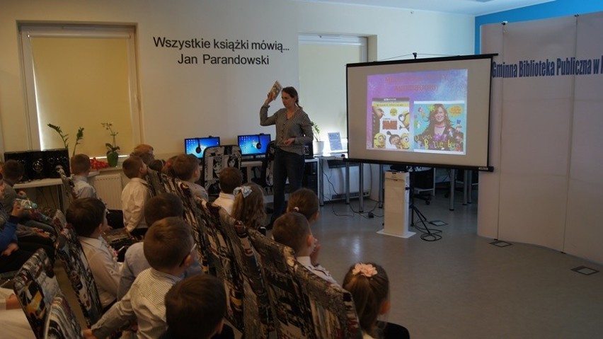 Pierwszaki ze Szkoły Podstawowej w Bukowej odwiedziły gminną bibliotekę
