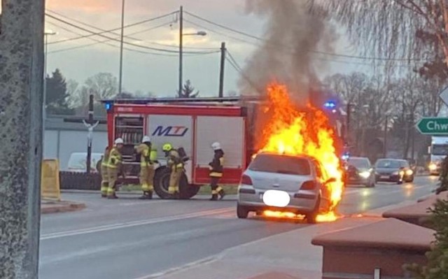 O dużym pechu może mówić kierowca auta osobowego, które stanęło w płomieniach we wtorek, 16 lutego w Kłodawie. ZOBACZ ZDJĘCIA Z INTERWENCJI STRAŻY >>>Do zdarzenia doszło kilka minut przed godziną 17,  na ul. Gorzowskiej, głównej drodze biegnącej przez miasto. Z pomocą pospieszyli strażacy z OSP Kłodawa i Jednostki Ratowniczo-Gaśniczej w Gorzowie. Pożar został szybko opanowany.Czytaj także: Pożar w Gorzowie. Paliła się altanka ogrodowa