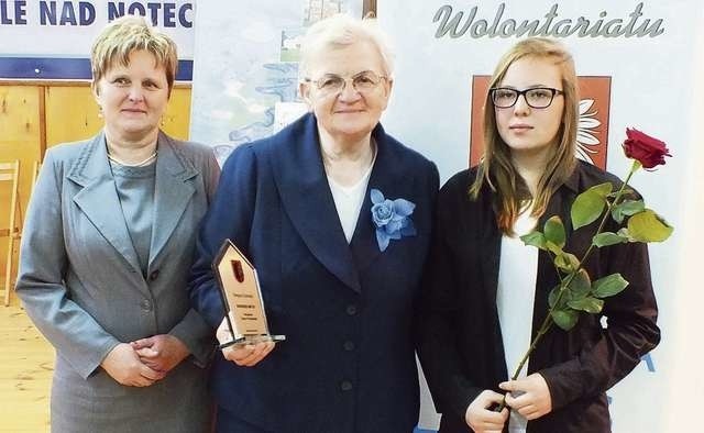 W 2013 roku na wniosek uczniów Gimnazjum nr 1 w Szubinie pani Benignie (w środku) nadano tytuł Wolontariusza Powiatu Nakielskiego 