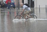 Burza nad Łodzią. Uwaga! 8.06. Nadchodzą burze, może padać ulewny deszcz, a nawet grad! Kiedy zagrzmi? Prognoza pogody 8 czerwca 2019