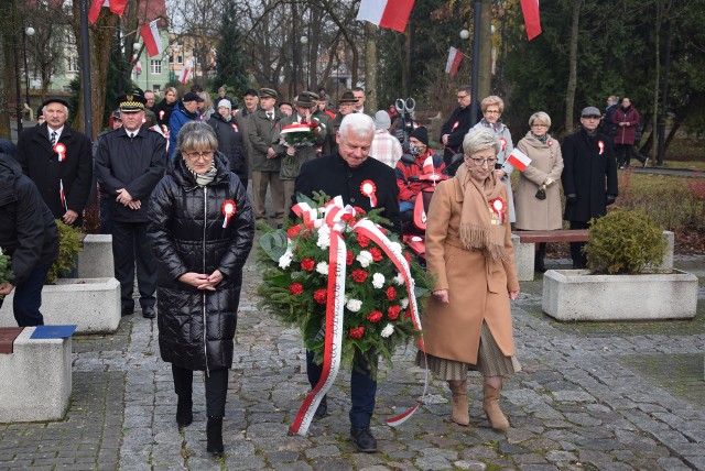 Pod Pomnikiem Narodu Polskiego odbyły się dzisiaj (11.11.2021) główne miasteckie uroczystości z okazji 93. rocznicy odzyskania przez Polskę niepodległości.