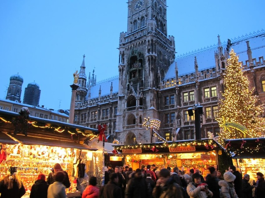 Monachium emanuje ciepłem i tradycją podczas świąt. Rynek,...