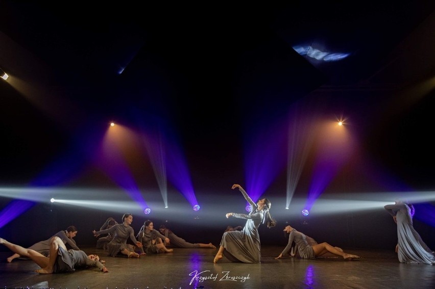 Premiera spektaklu tanecznego „(nie) cała ja…” Formacji Tanecznej Paradox w Porcie Kultury w Sandomierzu. Zobacz niezwykłe widowisko ZDJĘCIA