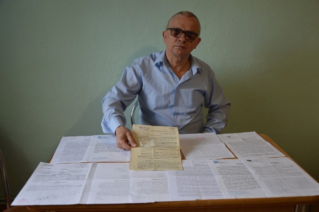 Sławomir Gąska ma spory zbiór urzędowych pism w sprawie  jego działki, ale nikt nie chce uporządkować rozbieżności w dokumentach. W efekcie skarżyszczanin nie może sprzedać swojej własności.