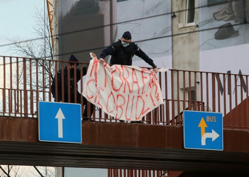 Policja usuwa transparent z kładki nad ulicą Legnicką we...