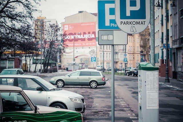 W soboty w centrum miasta jest zaparkowanych mniej samochodów niż w dni powszednie. Na zdjęciu parking przy ul. Świętej Trójcy