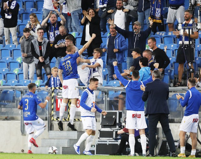 Bartosz Salamon cieszący się wraz z kibicami. Dla obrońcy Kolejorza była to druga bramka zdobyta w barwach niebiesko-białych. Wcześniej ta sztuka udała mu się w marcu tego roku w meczu przeciwko Pogoni Szczecin.