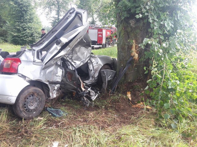 Do tego tragicznego wypadku doszło w piątek po godzinie 10 na trasie Białystok - Łapy. Zginęła jedna osoba, a dwie pozostałe są ciężko ranne.