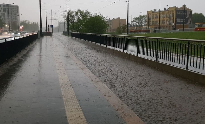 Pogoda w Łodzi. Mocno padało i grzmiało. Zalane jezdnie, nieprzejezdne fragmenty ulic 