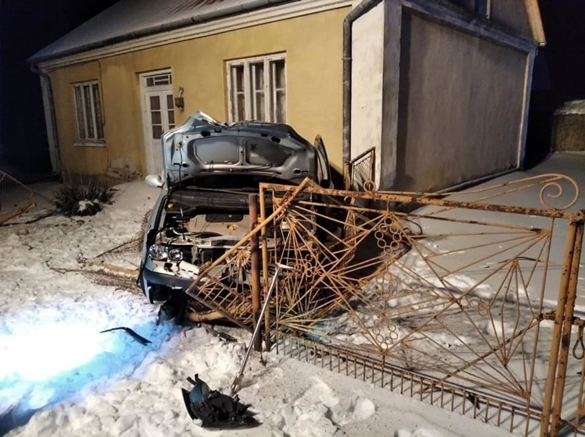 Baranów Sandomierski. Renault uderzyło w ogrodzenie, pijani kierowca i pasażer uciekli. Który z nich kierował?