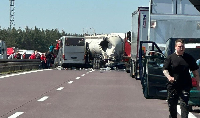 Wypadek z udziałem polskiego autokaru w Niemczech. Konsul RP w Berlinie: Rannych 53 pasażerów, jedna osoba ciężej