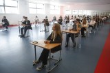 Ósmoklasiści przed egzaminami. Od 14 maja będą zdawać po kolei polski, matematykę i język obcy FOTO FILM