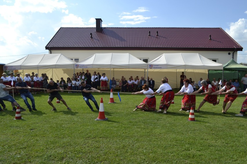 Świetna zabawa w Olszownicy w gminie Baćkowice. Były wyścigi z taczkami i przeciąganie liny (ZDJĘCIA)