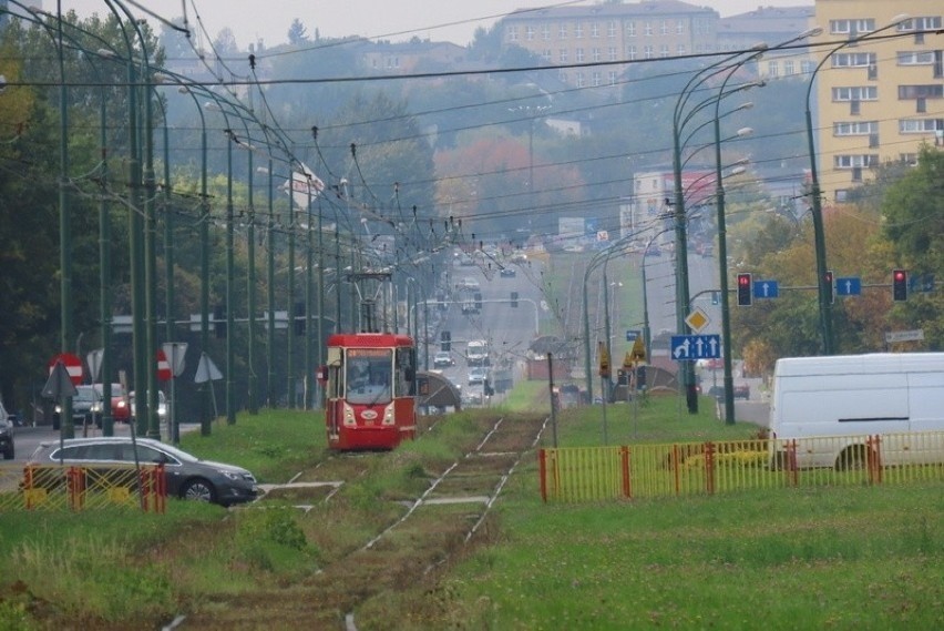 W Dąbrowie Górniczej trwa rozbiórka linii tramwajowej, która...