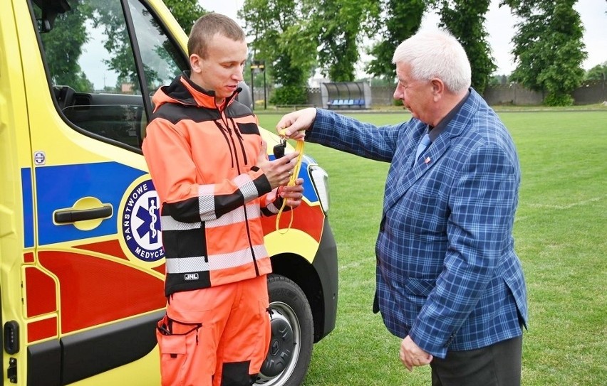 Nowa karetka już przekazana ratownikom z Mroczy. Lada dzień...