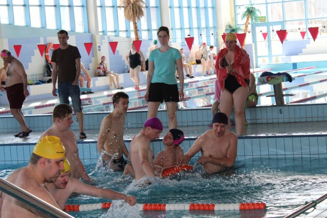 Przedstawiciele ośmiu Warsztatów Terapii Zajęciowej wzięli udział w wąbrzeskim 'Radosnym plusku". Impreza odbyła się na pływalni miejskiej. Osoby niepełnoprawne zmierzyły się w kilku konkurencjach pływackich.