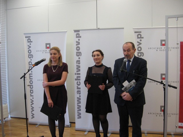Od lewej- Ewelina Majsterek i Dorota Kitlas, autorki wystawy,którą otwiera dyrektor Archiwum, Kazimierz Jaroszek.