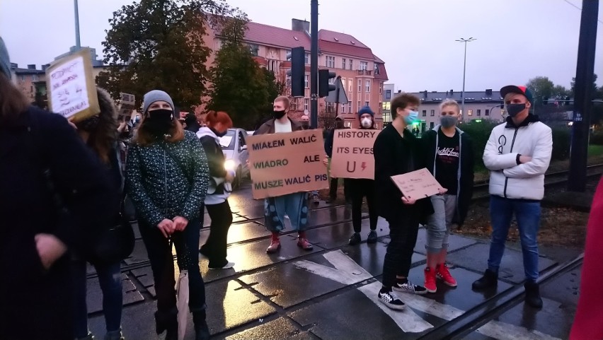 Strajk kobiet w Bydgoszczy. Ogromne utrudnienia w mieście [zapis transmisji]