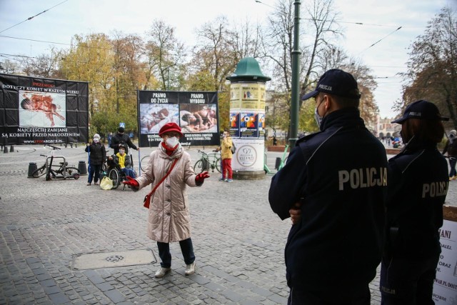 Protest antyaborcyjny w Krakowie. Część radnych chce zakazać prezentacji takich treści