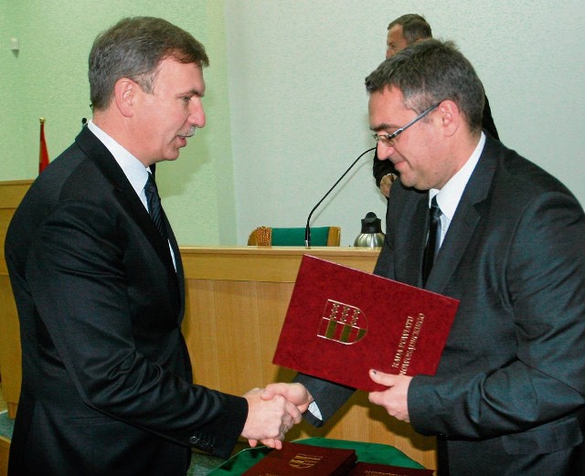 Wiesław Pióro (z lewej) odbiera zaświadczenie o wyborze na radnego powiatowego z rąk komisarza wyborczego