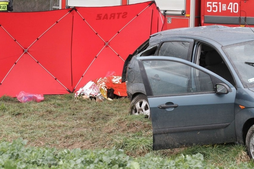 Śmiertelny wypadek pod Wrocławiem. Kierowca wypadł z auta po uderzeniu w drzewo (ZDJĘCIA)