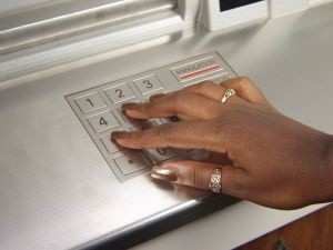Ważnym czynnikiem przy wyborze konta jest możliwość dokonywania bezpłatnych wypłat z jak największej ilości bankomatów. (fot. sxc)