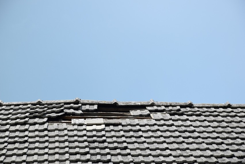 Gdy samolot niszczy dach... Mieszkańcy Morawicy proszą o pomoc. Bez skutku